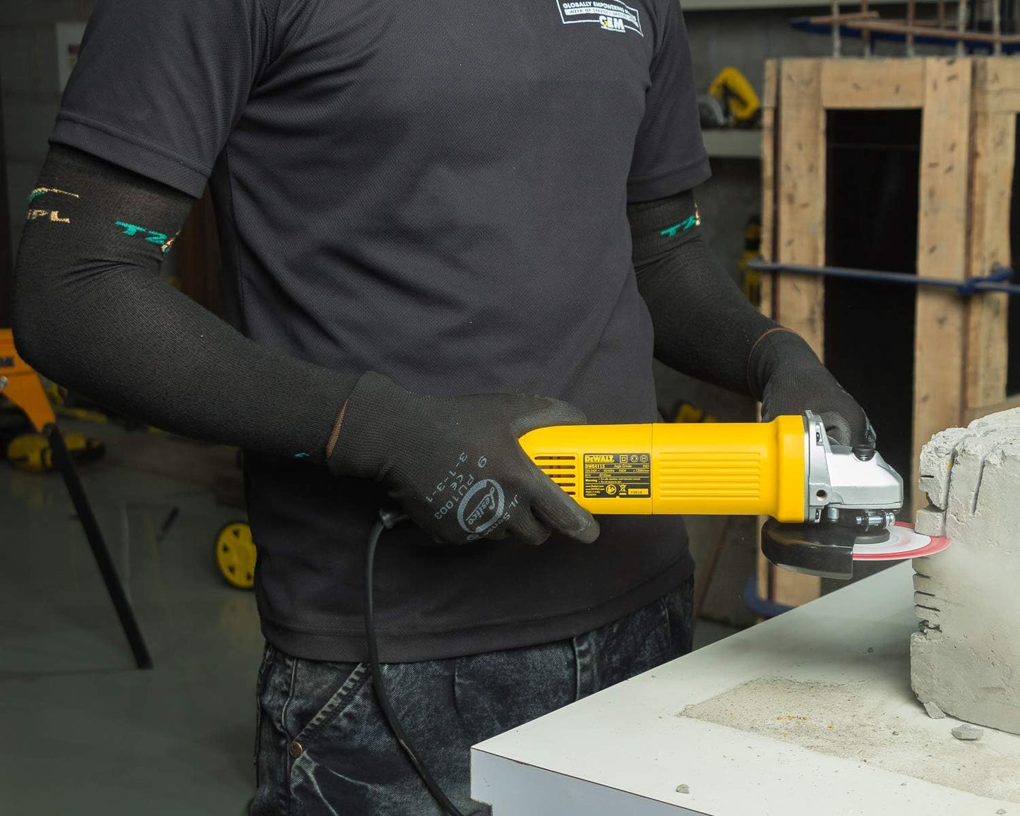 Dewalt DWE4115-125mm 950W Angle Grinder 240 Volt (Indian Plug)